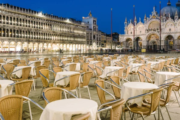 ヴェネツィア イタリア 2018 空のテーブルと夜のサン マルコ広場の椅子 — ストック写真