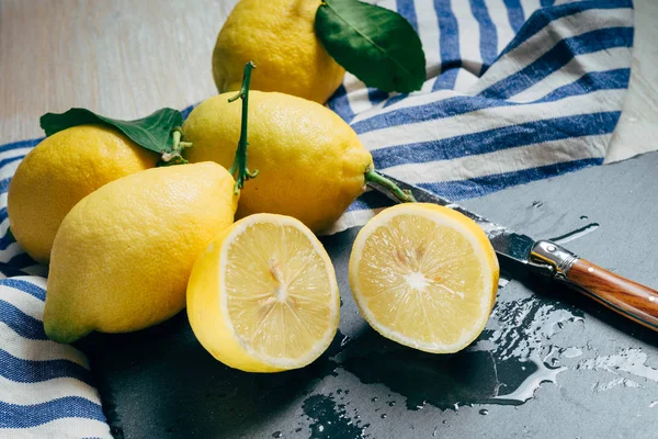 Färska Citroner Med Gröna Blad Skiffer Skärbräda — Stockfoto
