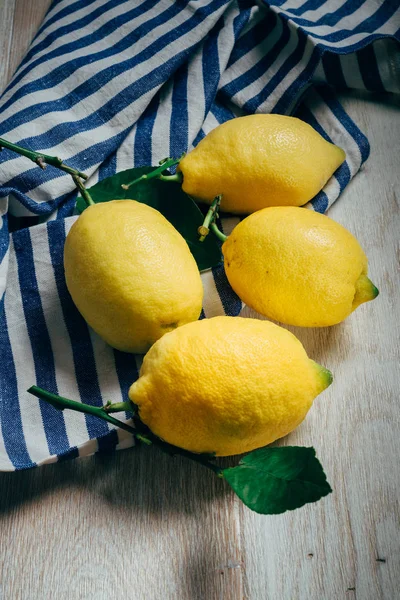 Färska Citroner Med Gröna Blad Trä Bakgrund Med Randig Trasa — Stockfoto