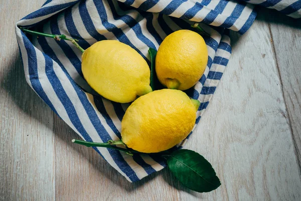 Färska Citroner Med Gröna Blad Trä Bakgrund Med Randig Trasa — Stockfoto