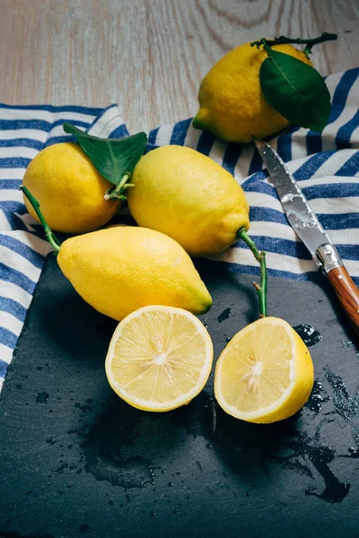 Färska Citroner Med Gröna Blad Skiffer Skärbräda — Stockfoto