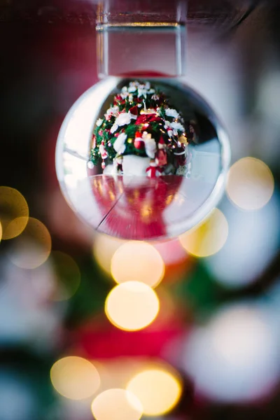 近距离观看带灯光的反映圣诞树的水晶球 — 图库照片