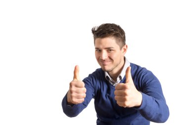 Mavi kazak ve gömlek beyaz arka plan üzerinde neşeli delikanlı