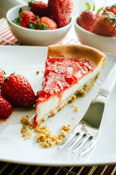 Rebanada Pastel Queso Casero Con Mermelada Fresa Servida Con Fresas — Foto de Stock