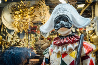 Venedik, İtalya - 4 Mart 2019: Harlequin mankeni Venedik'te bir antika dükkanının penceresinin önünde 
