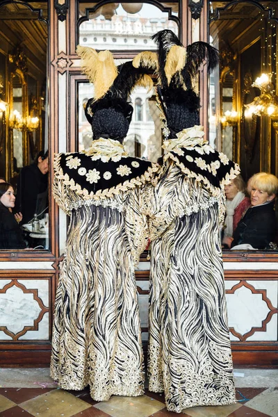 Veneția Italia Martie 2019 Oameni Mascați Fața Ferestrelor Celebrei Cafenele — Fotografie, imagine de stoc