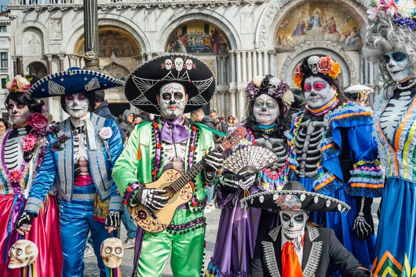 Venezia Marzo 2019 Gruppo Persone Travestite Scheletri Durante Carnevale Veneziano — Foto Stock