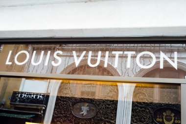 Venedik, İtalya - 4 Mart 2019: Venedik'teki Luis Vuitton mağazasının işareti