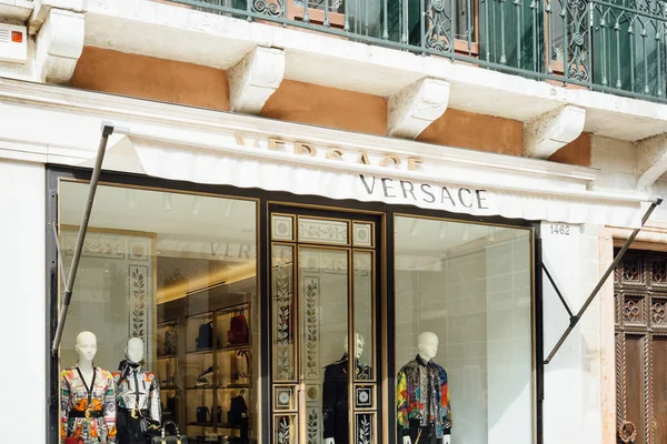 Wenecja Włochy Marca 2019 Znak Sklepu Versace Wenecji — Zdjęcie stockowe