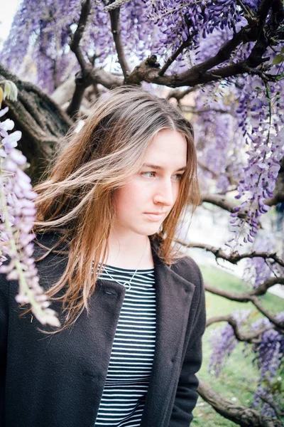 Portré Egy Aranyos Tizenéves Lány Szabadban Közel Egy Virágzó Wisteria — Stock Fotó
