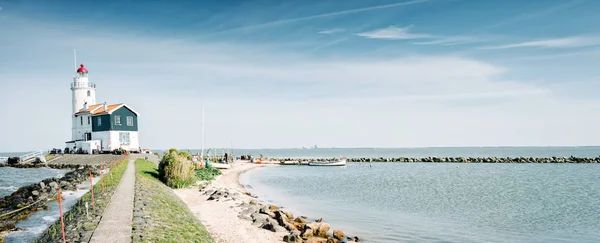 オランダ マルケンの海岸にある灯台のパノラマビュー — ストック写真