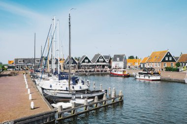 Marken, Hollanda-Mayıs 14, 2019: Marken Marina güneşli bir gün
