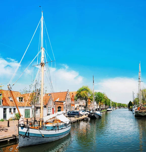 Edam, Hollanda bölgesindeki teknelerle Kanal