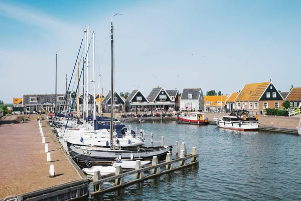 Marken, Hollanda-Mayıs 14, 2019: Marken Marina güneşli bir gün