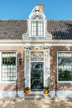 Zaanse Schans, Hollanda-14 Mayıs 2019: değirmenlerinin köyün kapı dekore