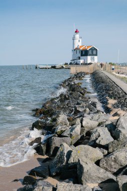 Marken, Hollanda-Mayıs 14, 2019: Marken sahilinde deniz feneri panoramik görünümü, Hollanda