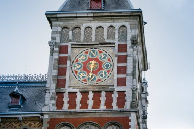Amsterdam, Hollanda-Mayıs 14, 2019: Amsterdam Merkez İstasyonu rüzgar Saat Kulesi