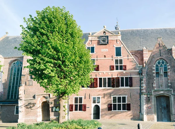 Monnickendam, Hollanda-Mayıs 14, 2019: büyük kilise saati ile yan cephe