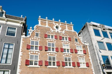 Amsterdam, Hollanda-13 Mayıs 2019: tipik bir Amsterdam binasının cephesi