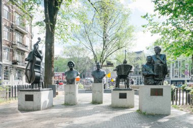 Amsterdam, Hollanda-13 Mayıs 2019: Jordaan bölgesinde müzisyenler olarak tasvir edilen heykeller. Özellikle Amsterdam 'da çok popüler şarkıcı ve müzisyen Johnny Jordaan