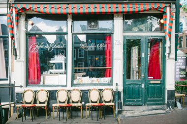 Amsterdam, Hollanda-Mayıs 13, 2019: açık masa ve sandalyeler ile bir bar-kafe dış görünümü