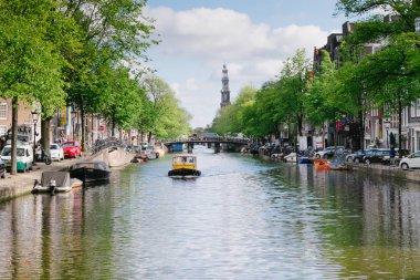 Amsterdam, Hollanda-13 Mayıs 2019: yelken bir tekne ile Amsterdam kanal Panoraması