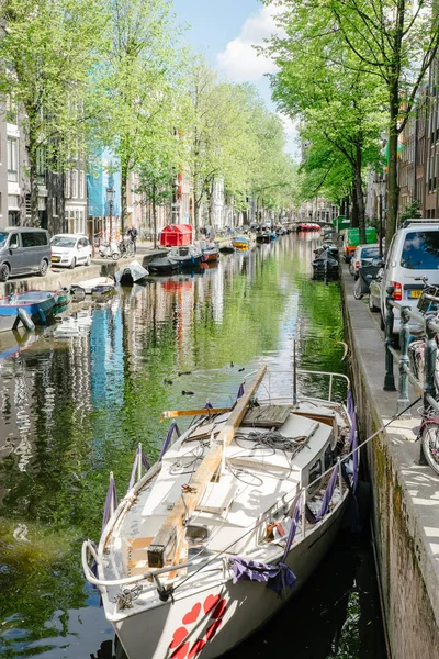 Amsterdam Paesi Bassi Maggio 2019 Barche Allineate Lungo Canale Amsterdam — Foto Stock