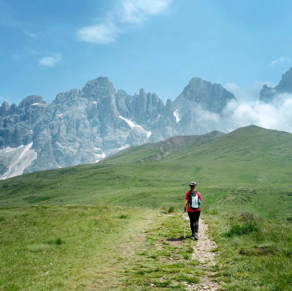 Ragazza Dietro Montagna Facendo Trekking — Foto Stock