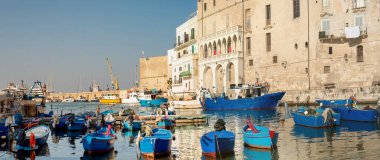 Monopoli, Puglia İtalya - 22 Ağustos 2019 Perşembe:Puglia İtalya'nın Eski Monopoli limanında demirleyen tekneler
