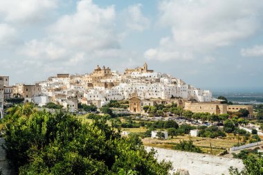 Beyaz şehir olarak da bilinen Ostuni şehrinin panoraması - Puglia İtalya