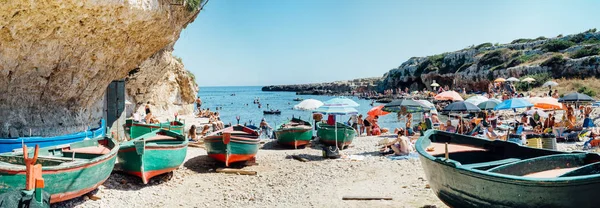Polignano, Puglia İtalya - 20 Ağustos 2019: Cala incina, Polignano a Mare'de ücretsiz plaj