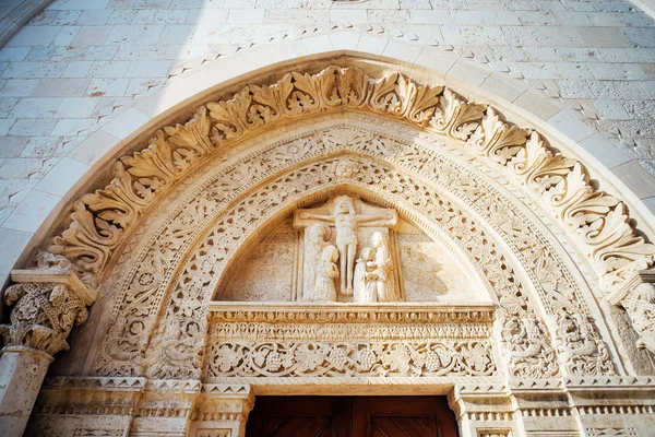 Katedral portalı Santa Maria Assunta Conversano, Puglia İtalya