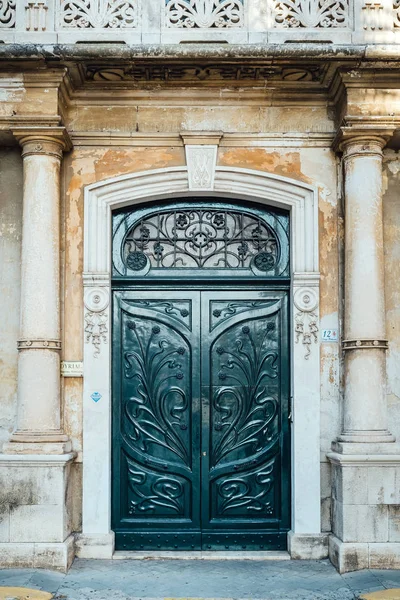 モノポリ プーリアイタリア 2019年8月22日 リバティスタイルで装飾されたドア — ストック写真
