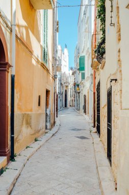 Conversano, Puglia İtalya tarihi merkezinde foreshortening, sokaklar, evler.