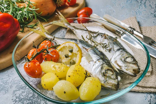 Cavala Cozida Forno Com Batatas Tomate Cereja Prato Vidro Legumes — Fotografia de Stock