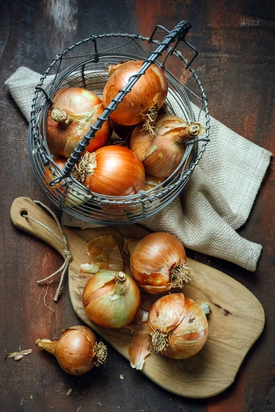 Cesta Tabla Cortar Con Cebollas Doradas Mesa Madera Primer Plano —  Fotos de Stock