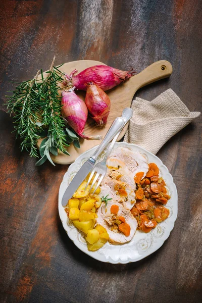 Peru assado com batatas assadas e cenouras — Fotografia de Stock