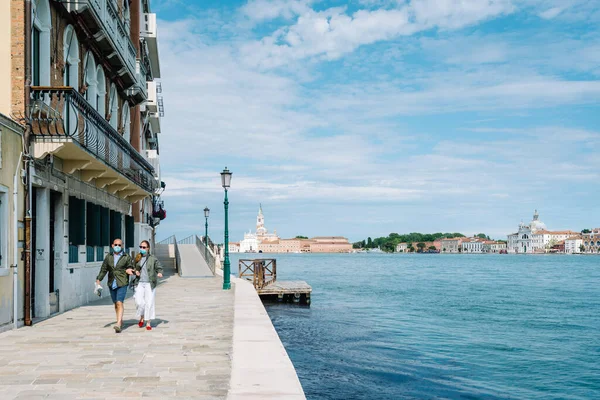 Venise Italie Mai 2020 Couple Personnes Avec Masque Marchant Long — Photo