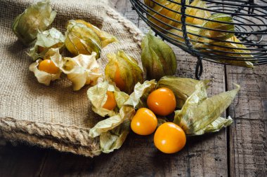 Physalis alkekengi meyveleri ahşap masada, yakın görüş. 