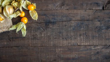Physalis alkekengi böğürtlenleri ahşap masada, üst manzara 