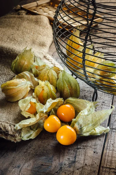 Physalis Alkekengi Beeren Auf Holztisch Nahsicht — Stockfoto