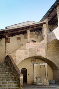 San Gimignano, Toskana, İtalya 'nın ortaçağ belediye binasının avlusunda..