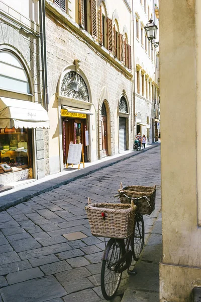Florence Italien Augusti 2020 Cykel Med Halmkorgar Lutande Väggen Gränden — Stockfoto