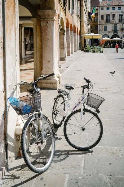 Bassano Del Grappa Italy Augusaugust 2020 아름다운 피아자 리베르에 자전거 — 스톡 사진