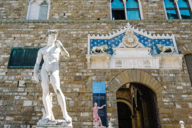 FLORENCE, İtalya - 25 Ağustos 2020: Michelangelo David heykeli Piazza della Signoria 'daki Palazzo Vecchio' nun önünde.