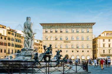 FLORENCE, İTALYA - 25 AĞUSTOS 2020: Güneşli bir günde Neptün Çeşmesi yakınlarında gezinen turistler ve Piazza della Signoria 'daki saraylar