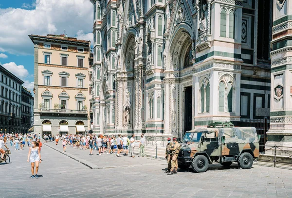 Blorence Italien Augusti 2020 Turister Framför Duomo Florens Två Soldater — Stockfoto