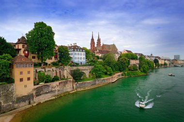 Kırmızı taş Münster Katedrali ve Ren Nehri, İsviçre, Europe Basel. Besel eski şehir görünümünü. Yaz aylarında su tekne yeşil ağaçlar ile şehir merkezine. 