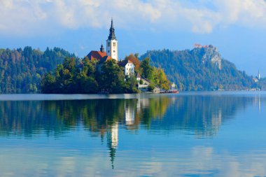 Göl Adası, St Martin Katolik Kilisesi ve kale Sıradağları, Slovenya, Avrupa ile kan kaybından öldü. Manzara Slovenya, Avrupa'nın doğa. Sisli Triglav Alpler ile orman, Slovenya'da seyahat. 