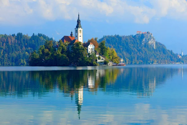 Ilha Lago Bled Igreja Católica Martin Castelo Com Cordilheira Eslovênia — Fotografia de Stock